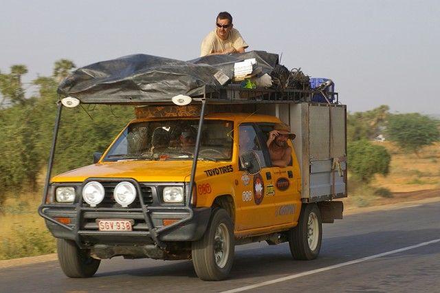 Mecano jeep zwaar overladen op weg naar de volgende geit.