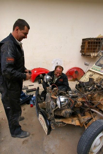 Gezellig een motortje of 2 motortjes in de blakke zon naast de benzinepomp.